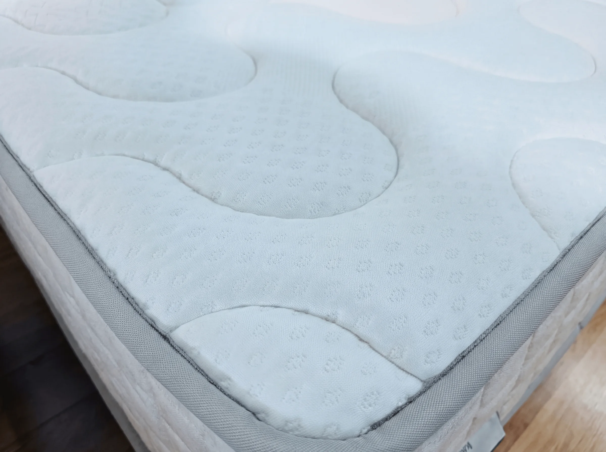 Colchón de lujo de hotel 5 estrellas instalado en dormitorio elegante.